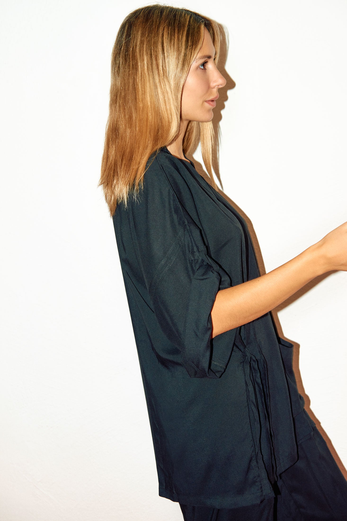 Chica con blusa kimono negra en viscosa de Forever 2