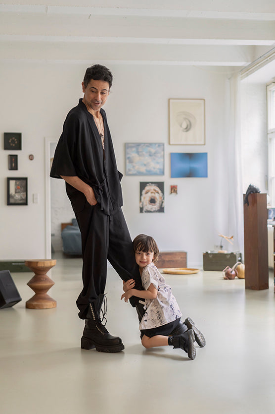 hombre de pie con ckimono y pantalon largo negros de viscosa y niño con camisa kimono Forever 2