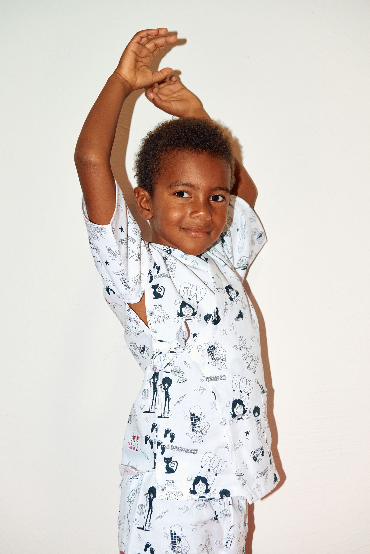 Niño con los brazos levantados con blusa Jinbei en algodón impreso de Forever 2