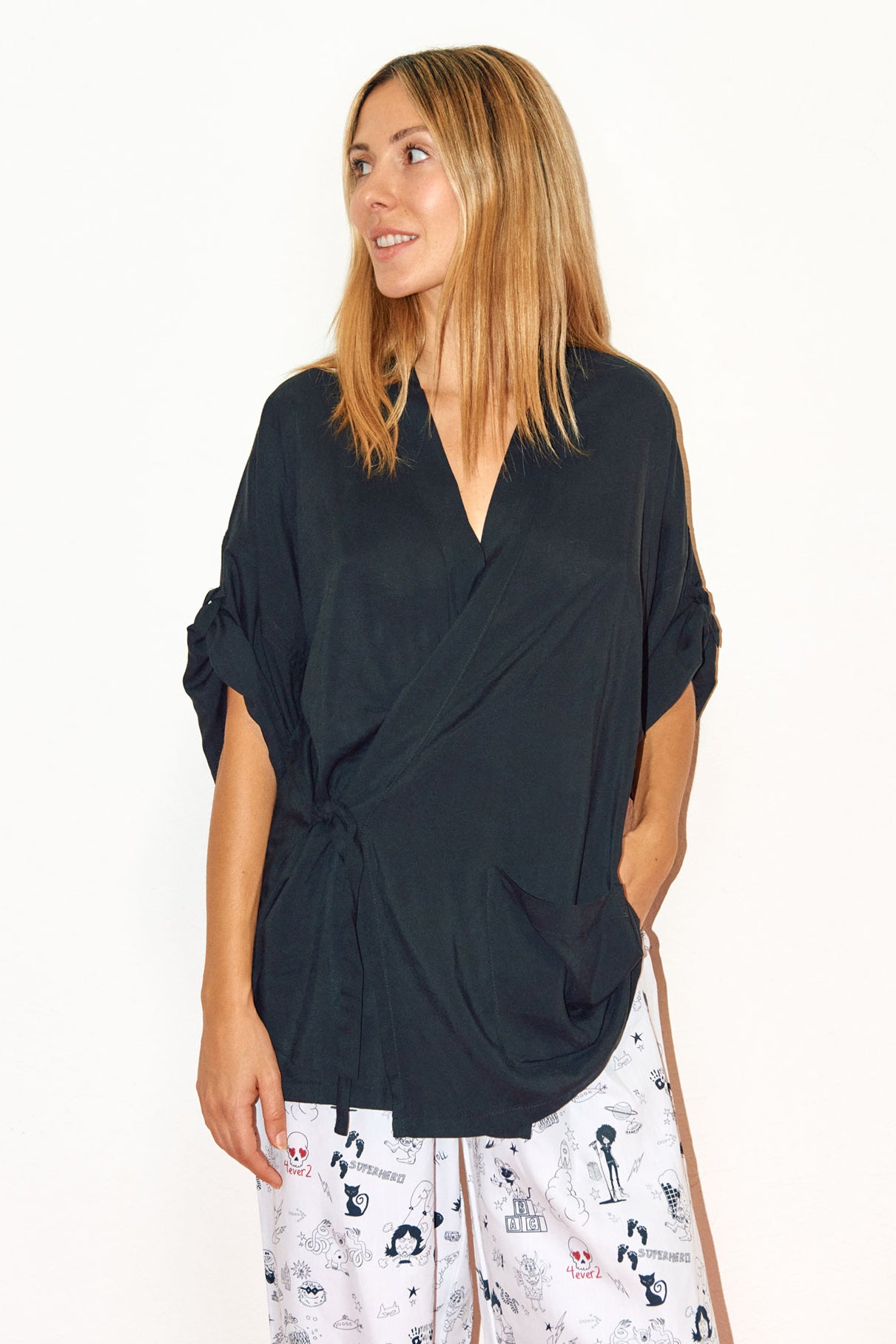 Chica con blusa kimono y pantalon largo estapado de Forever 2
