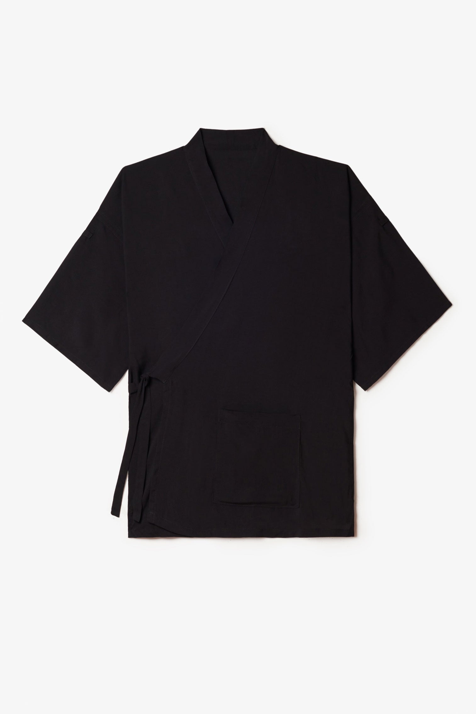 Vista frontal de camisa negra kimono en viscosa