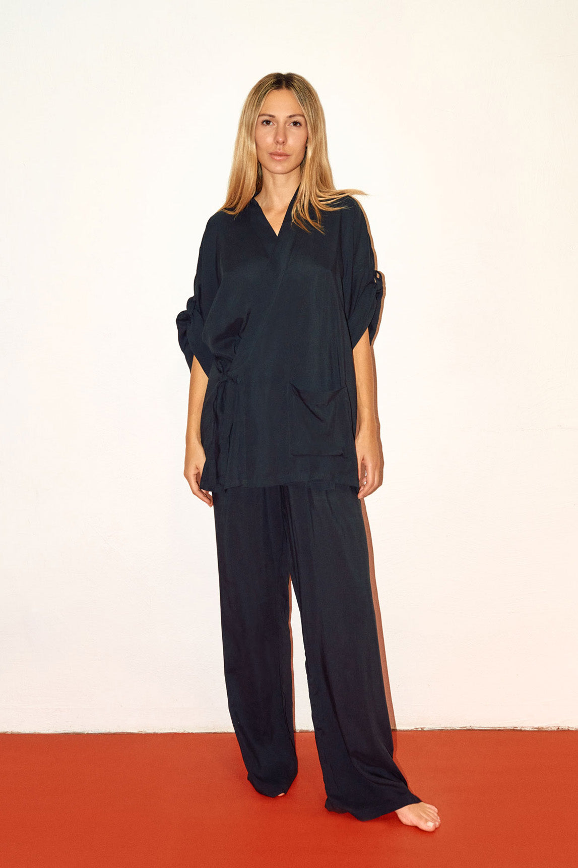 Chica de pie con blusa y pantalon largo negros en viscosa de Forever 2