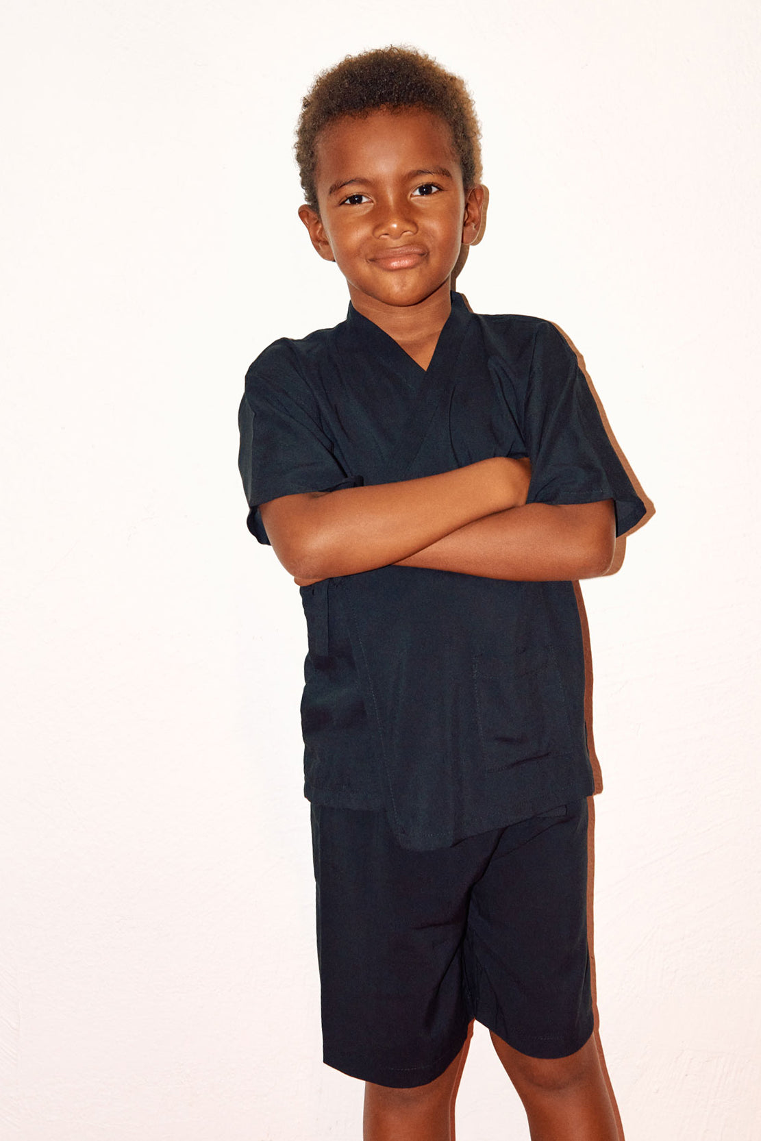 niño con pijama negra de blusa y pantalón corto de Forever 2