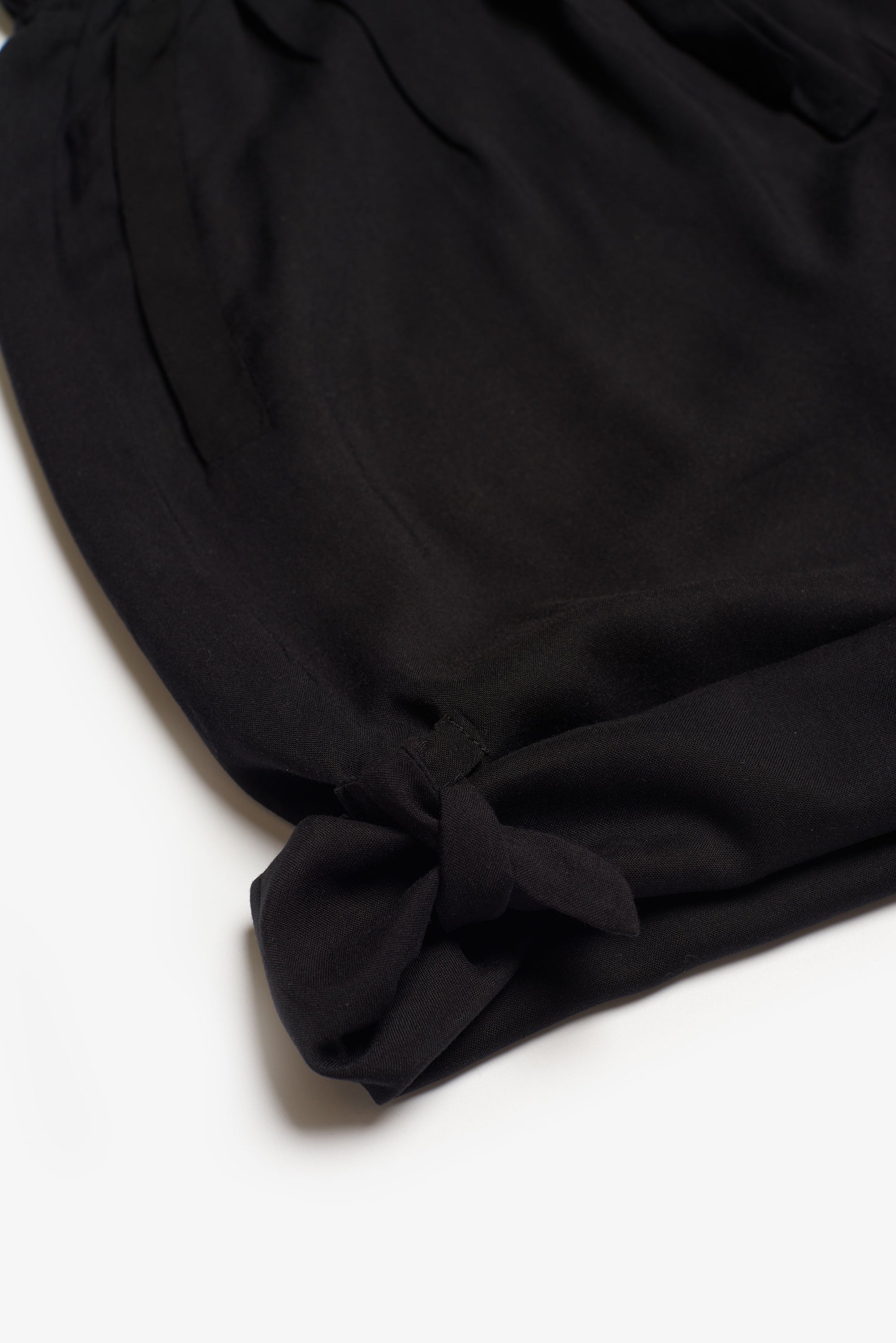 detalle de la pierna del pantalón corto jinbei de viscosa Forever 2